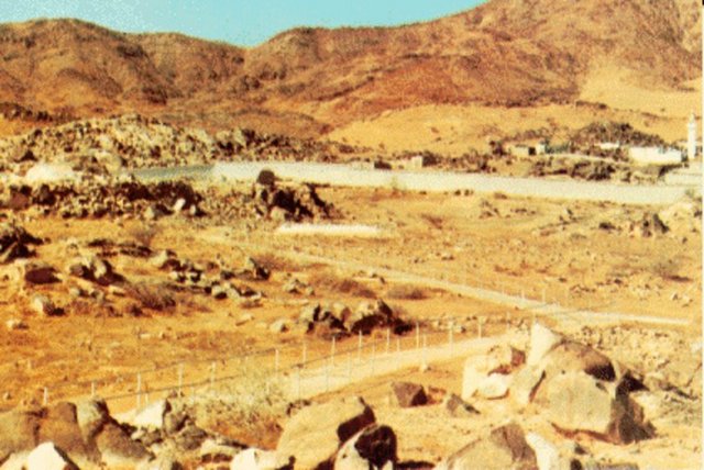 Mekkeli Kureyşliler açısından bakıldığındaysa, Müslümanların Mekkeli Kureyşlilerin kervanlarını yağmalamalarıydı, zira Mekke'deki hemen her ailenin kervanlarda bir hissesi vardı.