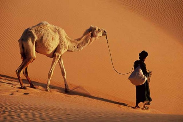 Hicretten sonra Müslümanlar, geride bıraktıkları mallarının yağma edilmesine misillemede bulunmak için Kureyş kervanlarına saldırılar düzenlediler.