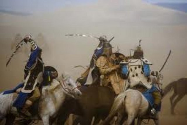 Mekkeli Müşrikler Uhud Muharebesi'nde kesin bir zafer kazanamamışlardı. Ayrıca Uhud Muharebesi'nden sonra Müslümanlar, Medine'nin doğusuna ve kuzeyine bazı seferler yaparak Mekke kervanlarının Mısır, Suriye ve Irak yolunu kapattırmışlardır.