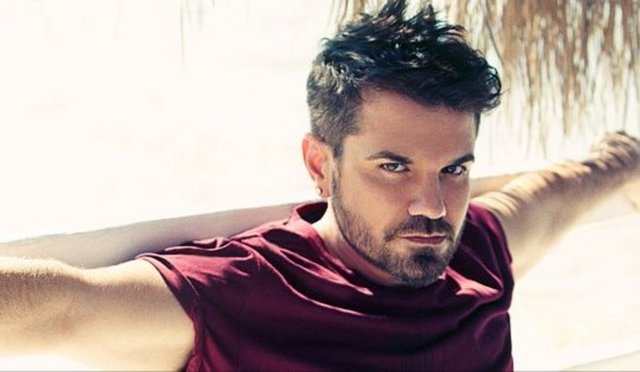 L.A. Musicians Institute'da yüksek öğrenimine başladı. Daha sonra yüksek öğrenimine Türkiye'de Bilgi Üniversitesi'nde devam etti.