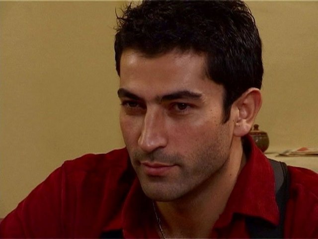 Yıldız Teknik Üniversitesi Matematik Bölümü'nden mezun oldu.