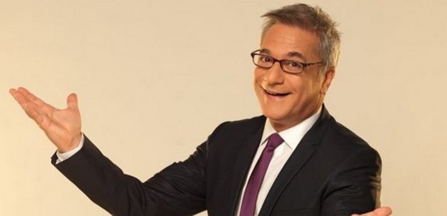 Ankara Devlet Konservatuarı Tiyatro Bölümü'ne yatılı olarak girdi ve buradan mezun oldu.