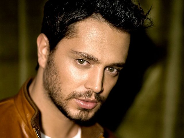 İstanbul Teknik Üniversitesi Türk Müziği Devlet Konservatuarı Temel Bilgiler Bölümü'nde eğitimine devam ediyor.