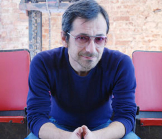 Çukurova Üniversitesi İktisat Fakültesi İngilizce İşletme bölümünden mezun oldu.