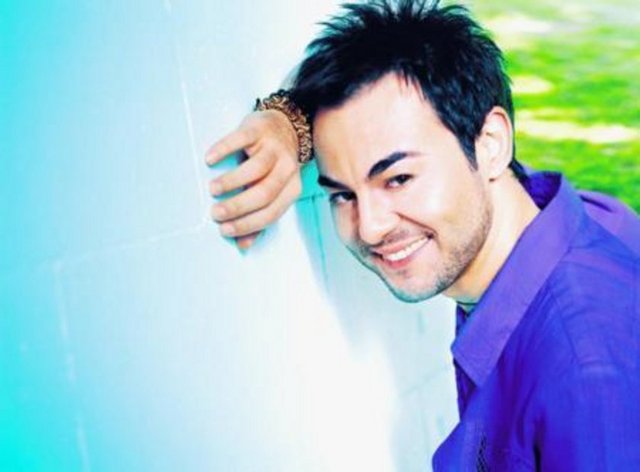 Bilkent Üniversitesi Amerikan Dili ve Edebiyatı Bölümü'nde okudu