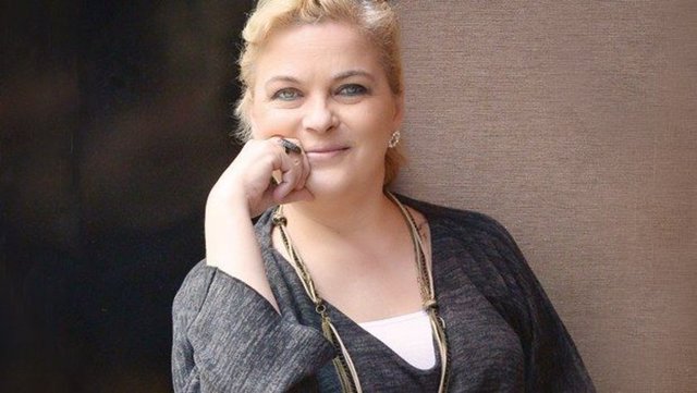 Oyuncu Nurseli İdiz, 25 yıl önce Hacettepe Üniversitesi Arkeoloji ve Sanat Tarihi Bölümü'nü yarıda bırakmıştı. Aftan yararlanarak geçtiğimiz yıl yeniden okula dönenen İdiz, bu sene mezun oldu.