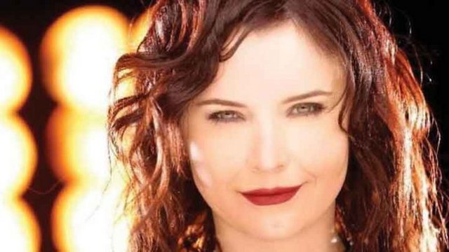 ODTÜ Ekonomi Bölümü'nü 2. sınıftan terk ettikten sonra İstanbul Üniversitesi İngiliz Dili ve Edebiyatı Bölümü'nde okumuştur