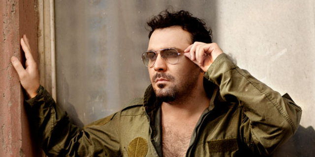 Marmara Üniversitesi İşletme Fakültesi mezunu. İstanbul Üniversitesi'nde Uluslararası Finans dalında master yaptı.