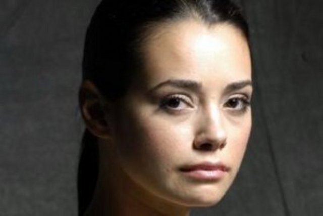 İstanbul Üniversitesi Devlet Konservatuarı Tiyatro Bölümü'nden mezun oldu