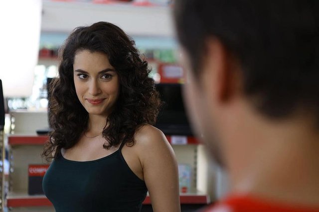 İŞTE DİĞER ÜNLÜLERİN OKULLARI  Hande Doğandemir