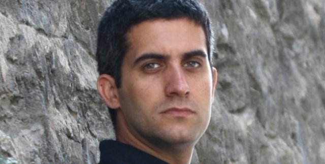 İstanbul Üniversitesi Devlet Konservatuarı'nı bitirdi.