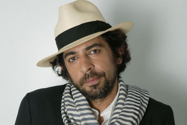 Mimar Sinan Üniversitesi Devlet Konservatuarı'nı bitirdikten sonra aynı üniversitenin Sosyal Bilimler Fakültesi'nde master yaptı