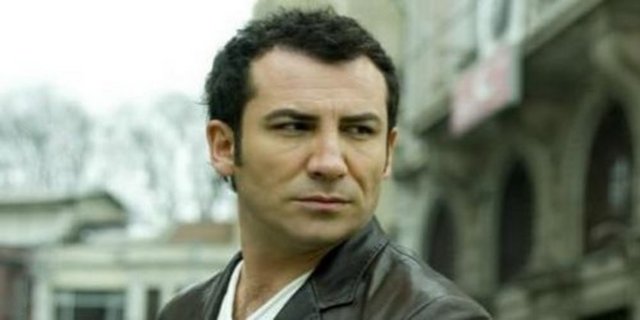 İstanbul Üniversitesi Tıp Fakültesi'ni bitiren Göçer, aynı zamanda Konservatuarın Şan Bölümü'nü bitirdi.