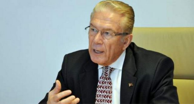 İstanbul Üniversitesi İktisat Fakültesi Gazetecilik Enstitüsü'nden mezun oldu.