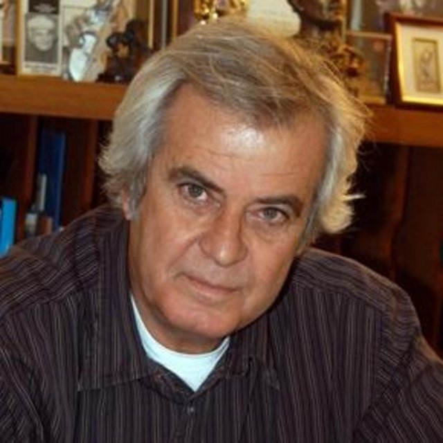 Yıldız Teknik Üniversitesi, Makina Mühendisliği ve Gazetecilik Enstitüsü'nden mezun oldu.