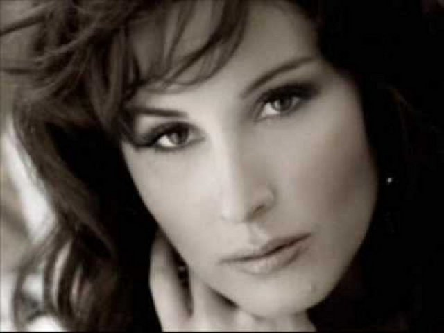 İstanbul Teknik Üniversitesi Türk Musikisi Devlet Konservatuarı'ndan mezun oldu