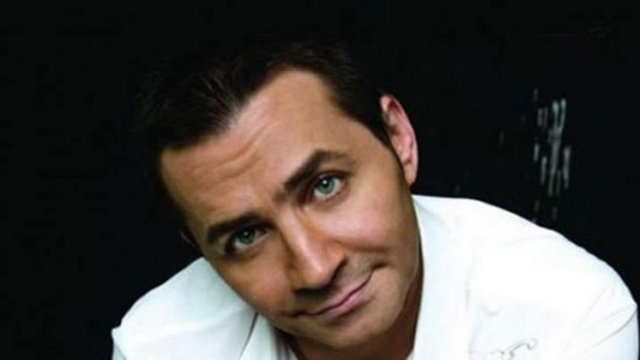 İstanbul Üniversitesi Hukuk Fakültesi'nden mezun oldu.