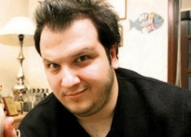 Bilkent Üniversitesi Müzik ve Sahne Sanatları Fakültesi Tiyatro Bölümü'nden mezun oldu