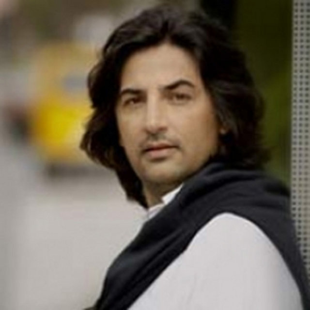 Çelik: İTÜ Sosyal Bilimler Enstitüsü mezunu. Halen İTÜ'de "Sanatta Yaratıcılık" konusunda doktora tezini hazırlıyor.