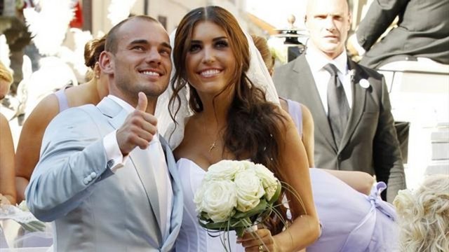 Galatasaray'ın başarılı futbolcusu Wesley Sneijder'in eşi Yolanthe Cabau hayat hikayesi ile dikkat çekiyor..