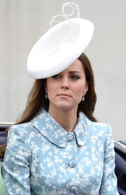 Bu tür etkinliklerde genellikle gülümsemesini eksik etmeyen Middleton'ın bu kez daha az gülümsemesi genellikle yüzünde ciddi bir ifade ile kayınvalidesi Camilla Parker Bowles'un yanında oturması dikkat çekti.