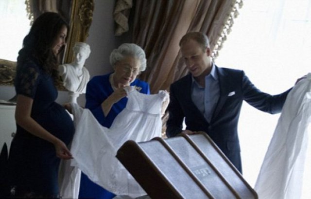 Elizabeth, bebek için giysi seçerken çiftin sürekli yanında. Kate Middleton'a kayınvalidesinin yokluğunu aratmıyor.