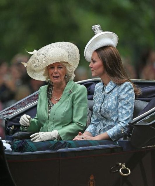 Kraliçe 2. Elizabeth'in resmi doğum günü kutlaması için düzenlenen ve bütün kraliyet ailesinin katıldığı geçitte Kate Middleton da yer aldı.
