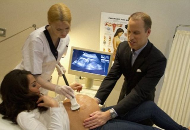Kate ve William rutin doktrol kontrollerinden birinde.