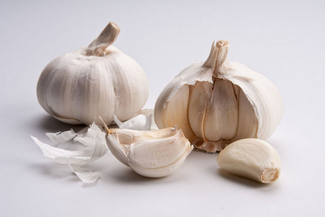 Acılı, baharatlı; sarmısak, soğan ve mide asidini artıran yiyeceklerden kaçının.