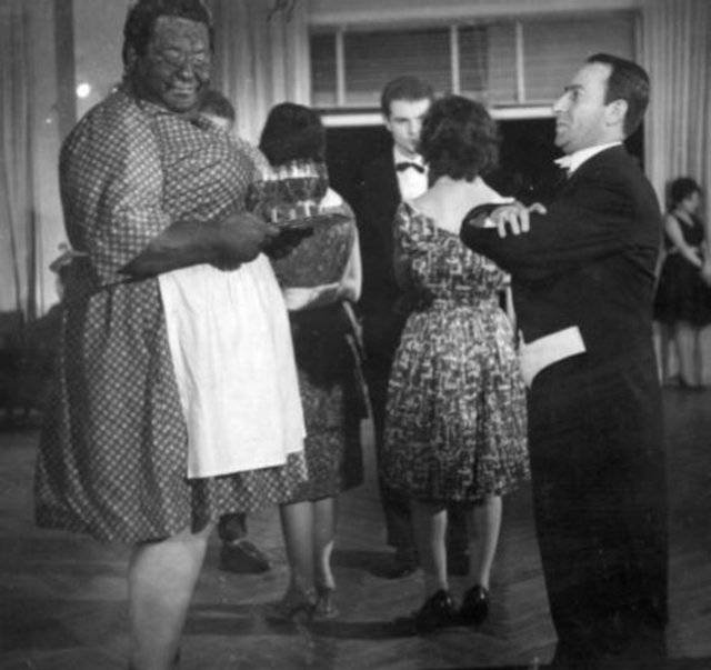 'Şoför Nebahat', 'Rüzgar Zehra', 'Şafak Bekçileri', 'Biz de Arkadaş mıyız', 'Kızgın Delikanlı', 'Cengiz Han'ın Hazineleri' gibi filmleriyle tanınan usta oyuncu Sami Hazinses, şeker ve tansiyon rahatsızlıkları nedeniyle hastaneye kaldırıldı. Durumu ağırlaşan sanatçı 22 Ağustos 2002'de hayatını kaybetti.