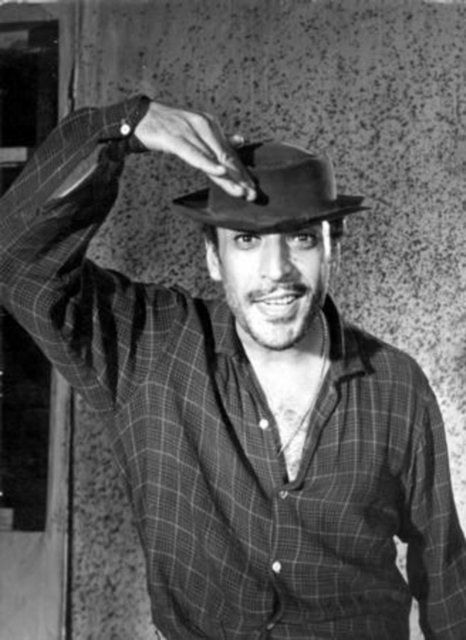 SADRİ ALIŞIK Sadri alışık , Türkiye'nin yetiştirdiği usta komedyenlerden biri. Çocukluk yaşlarından itibaren oyunculuğa ilgi duyan Alışık 1946 yapımı Günahsızlar filmi ile sinemaya adım attı.