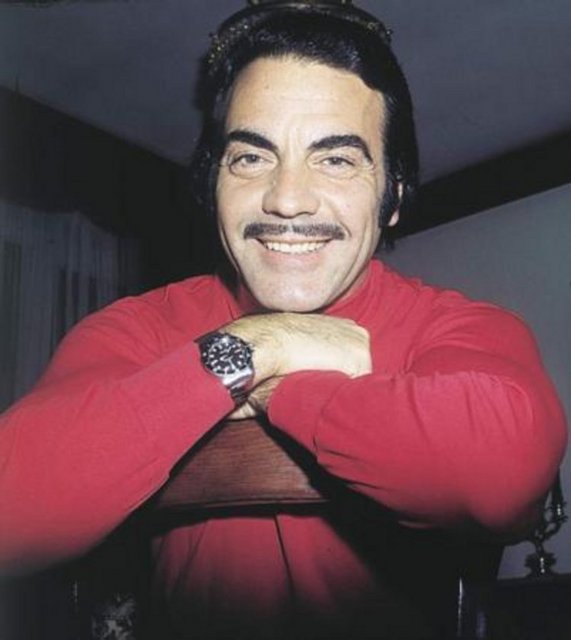 AYHAN IŞIK Sinemanın en başarılı jönleri arasında yerini alan Ayhan Işık, Yıldız Dergisi'nin açtığı yarışmayı kazanarak beyazperdeye adım attı.