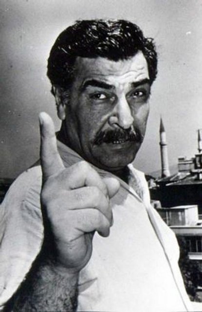 KADİR SAVUN 1926 doğumlu Kadir Savun, sinemaya 1952 yılında çekilen Çakırcalı Mehmet Efe'nin Definesi filmi ile giriş yaptı.