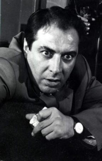 SADETTİN ERBİL 1925 yılında İstanbul'da doğdu Sadettin Erbil. İçindeki sinema aşkı onun Yeşilçam'da ki sessiz sedasız yükselişinin bir habercisiydi aslında...