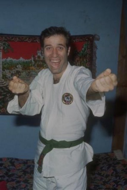 KEMAL SUNAL Canlandırdığı birbirinden şen karakterler... kendine has uslubü... ve hep gülen yüzü ile milyonları kendisine hayran bırakan usta bir komedyendi Kemal Sunal.1944 yılında İstanbul'da doğan Kemal Sunal orta öğrenimini Vefa Lisesi'nde tamamladı. Sanat yaşamı 'Zoraki Takip' adlı tiyatro oyunuyla başlayan Sunal, bir yıl kadar Kenterler Tiyatrosu'nda çalıştıktan sonra 'Devekuşu Kabare' tiyatrosunda görev aldı.