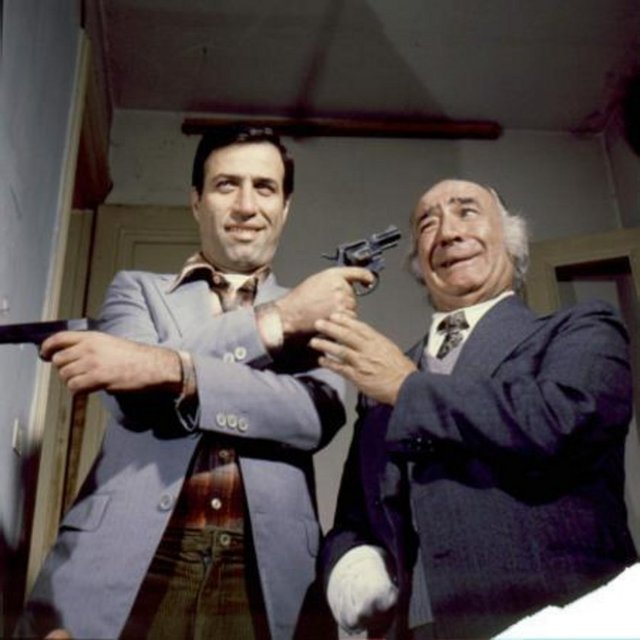 Oğlu Şener Şen'i de kendisi gibi başarılı bir oyuncu olarak yetiştiren Şen, kariyer hayatı boyunca 300'e yakın filmde rol aldı. Sanatçı, 15 Aralık 1989 tarihinde aramızdan ayrıldı.