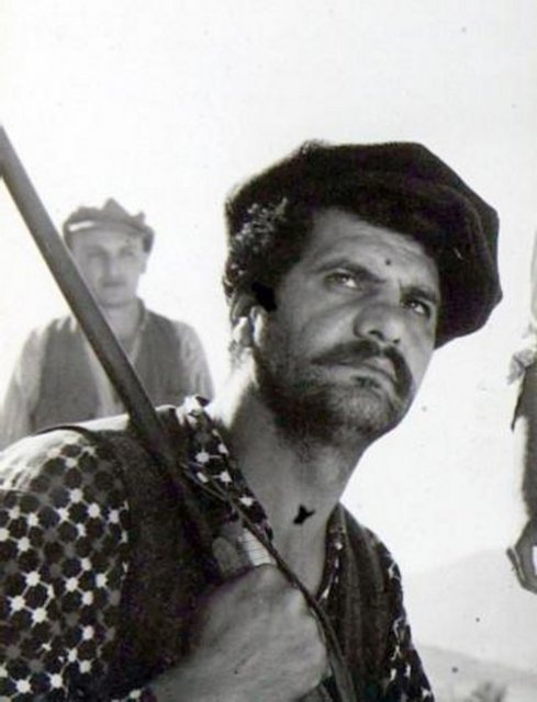 EROL TAŞ Beyazperde'nin kötü adamı Erol Taş, 1926'da Erzurum'da doğdu. İlkokuldan sonra öğrenimine devam etmeyen Taş, yaşamını kazanmak için çeşitli işlerde çalıştı. Taş'ın sinema hayatı 1953'de "Acı Günler" filmiyle başladı.