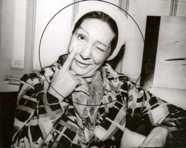 Şöhret basamaklarını hızlıca tırmanan ve oyunculuğun yanı sıra yönetmenlikte yapmaya başlayan Cahide Sonku, kendi ismini verdiği bir yağpım şirketi kurdu. Sonku Film bir bir iddiaya göre kundaklama sonucu çıkan yangında kül oldu. Elindeki mal varlığının çoğunu yangında yitiren Sonku alkole sığındı.