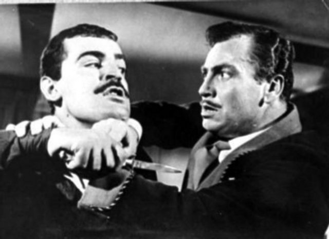 HAYATİ HAMZAOĞLU İlkokulu bitirdikten sonra çeşitli işlerde çalışan Hayati Hamzaoğlu, 1953 yılında yardımcı oyuncu olarak sinemaya başladı.