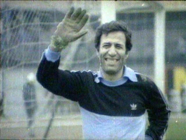 Sunal, sanat yaşamının başlayış öyküsünü 'Lise son sınıftayken felsefe öğretmenim Belkıs Balkır, elimden tuttuğu gibi beni Müşfik Kenter'e teslim etti' sözleriyle anlatmıştı. Usta oyuncu, 1973 yılında Ertem Eğimez'in yönettiği 'Hababam Sınıfı' serisi ile sinemaya transfer oldu. Türk sinemasında başta 'İnek Şaban' olmak üzere bir çok karaktere hayat veren Sunal, 7'den 70'e herkesin sevgisini kazandı.