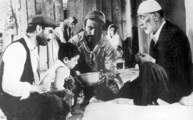 OSMAN ALYANAK 'Oralet Osman' lakabıyla anılan yeşilçamın unutulmaz ismi Osman Alyanak, sinemaya dublaj sanatçısı olarak başladı.