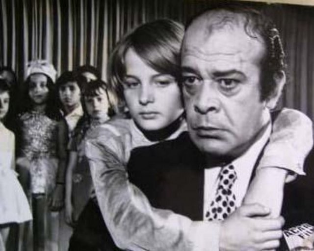 'Karanlığı Gören Gözler', 'Güneşi Görüyorum' ve 'Fotoğraftakiler' adlı televizyon çalışmaları yankılar yaratan oyuncunun gece hayatı ve alkol yüzünden ekonomik durumu bozuldu ve son yılları yoksulluk içinde geçti. Önal, bir türlü bırakamadığı alkol nedeniyle hayata gözlerini yumdu.