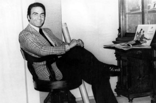 Sayısız filmde rol alan Işık, şansımı bir de Hollywood'da denedi. 1970'li yıllarda başrollerini Belgin Doruk ile paylaştığı "Küçük Hanımefendi" serisi büyük beğeni topladı.