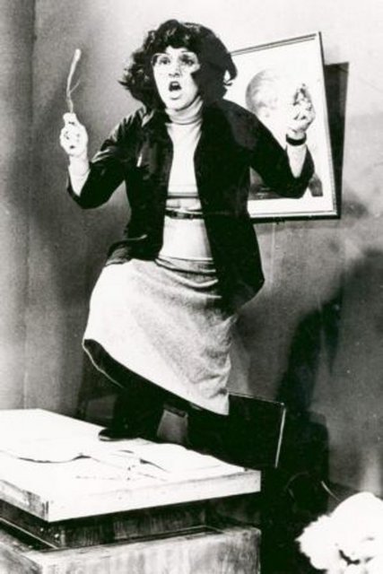 Tiyatro sahnelerinin aranılan isimlerinden olan Suna Pekuysal, sanat hayatı boyunca 100'ün üzerinde sinema filminde de rol aldı. 54 yıl Şehir Tiyatroları'nda görev yapan sanatçı, yıllarca tozunu yuttuğu sahnelere 1998 yılında veda etti. Sanatçı, rol aldığı televizyon dizileri ise yeniden sevenlerinin huzuruna çıktı.