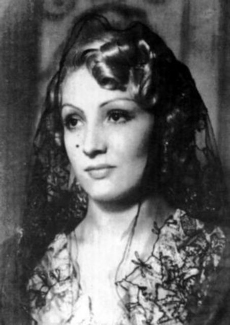 CAHİDE SONKU Aslında gösteri dünyasında örneklerine rastlanabilecek bir yaşam öyküsüydü onunki. Bir anda parlayıp Türk sinemasının ilk kadın yıldızı olan Cahide Sonku beklenmedik bir yangınla kül olup giden, alkol ve sefalet içinde sona eren bir yaşam öyküsünün de kahramanıydı.