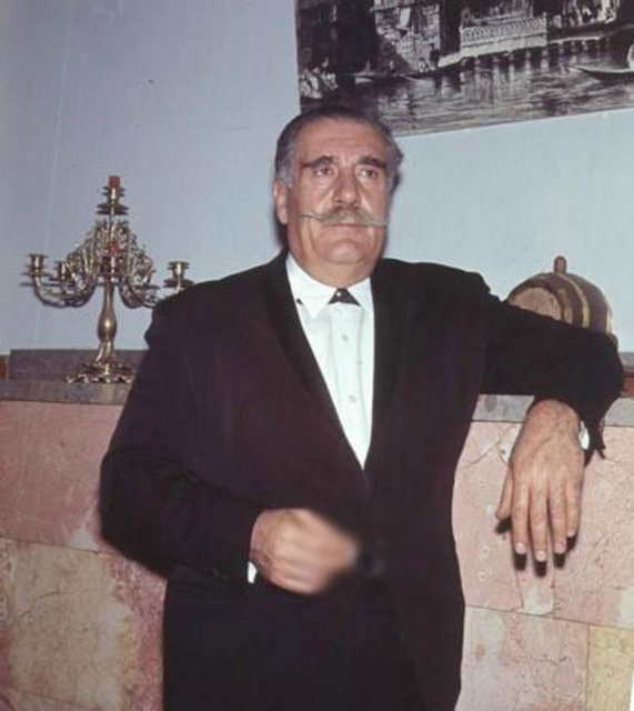 Tatlı-sert ve babacan tarzı ile çoğu filmlerinde baba, komiser ve hakim başta olmak üzerebir çok role hayat veren sanatçı, filmlerinin birçoğunda kendi adıyla oynadı.