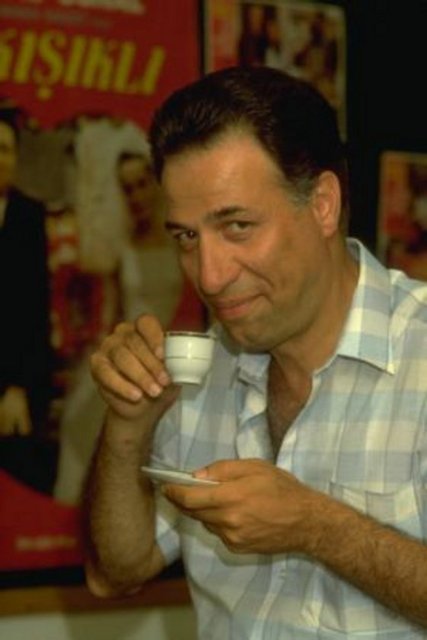 Uçaktan hiç hoşlanmayan ve uzun yıllar boyu binmeyen Kemal Sunal, Balalayka filminin çekimleri için arkadaşlarıyla birlikte Trabzon'a gitmek üzere bindiği uçakta kalp krizi geçirerek 56 yaşında vefat etti.