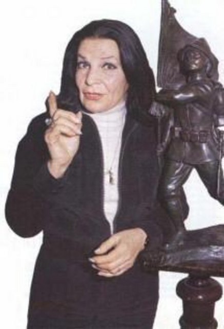 Ömrünün son günlerini Pendik'te bulunan bir huzur evinde kalarak geçiren sanatçı, burada yaşanan sağlık ve şiddet olaylarının kameralara yansımasıyla bulundu. Sanat hayatı boyunca 204 filmde rol alan Aliye Rona, 27 Ağustos 1996 tarihinde hayata gözlerini yumdu.