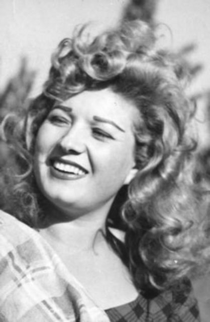 NERİMAN KÖKSAL Gerçek adı Hatice Kökçü olan sanatçı 20'li yaşlarının başlarında İstiklal Caddesi'nde yürürken yönetmen Metin Erksan tarafından keşfedildi.