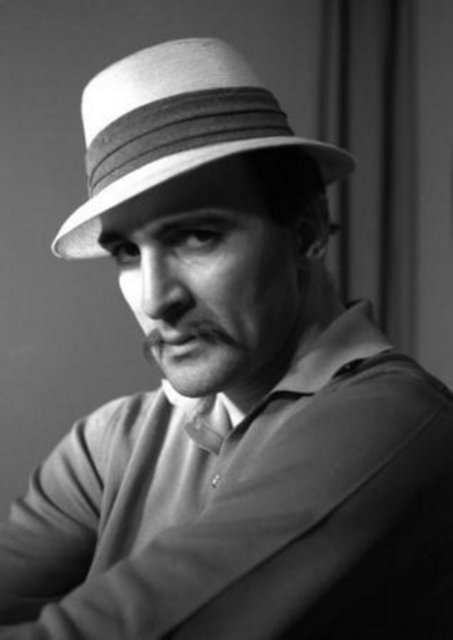 ÖZTÜRK SERENGİL Yeşilçam'ın usta komedyenlerinden biri olan Öztürk Serengil'in sinemayla tanışma öyküsü oldukça ilginç.